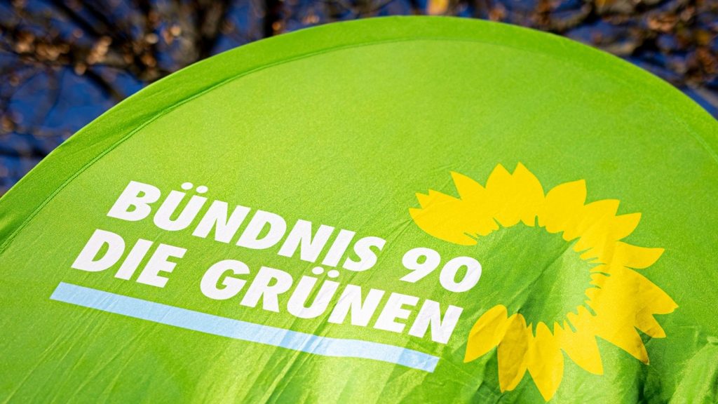 1728554357505,partei-logo-buendnis90-die-gruenen-100~_v-16x9@2dL_-6c42aff4e68b43c7868c3240d3ebfa29867457da